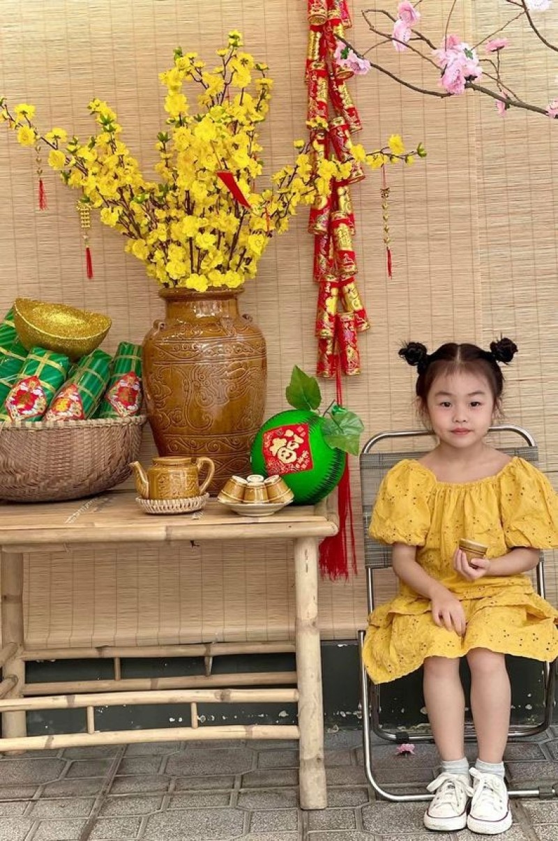 chụp hình tết với áo đầm vàng