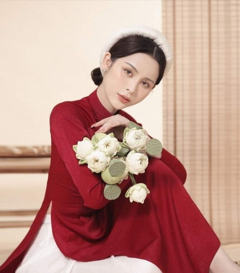 hoa sen và áo dài đỏ