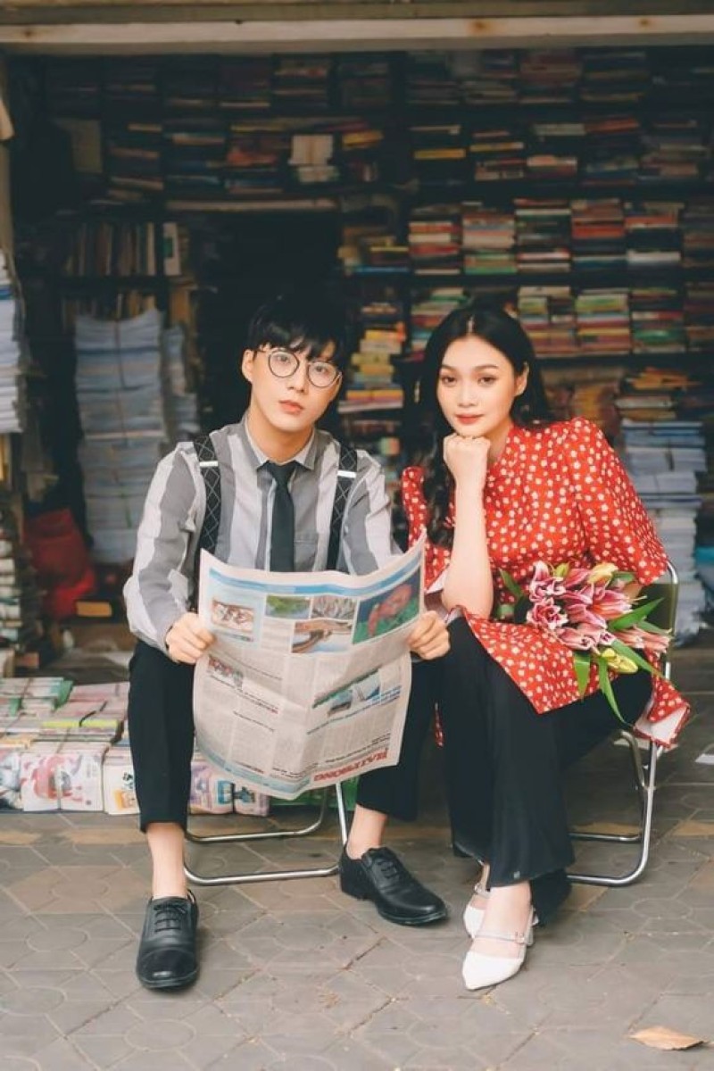 chụp hình tết với kệ truyện tranh