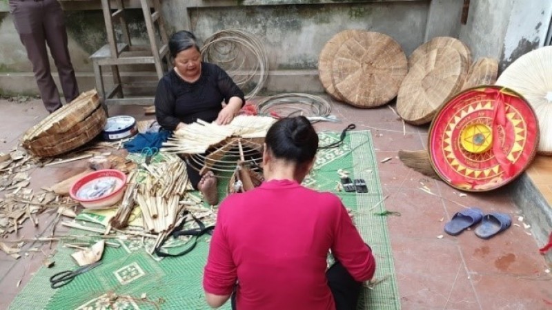 người nghệ nhân tỉ mỉ lợp từng chiếc lá lên khung nón
