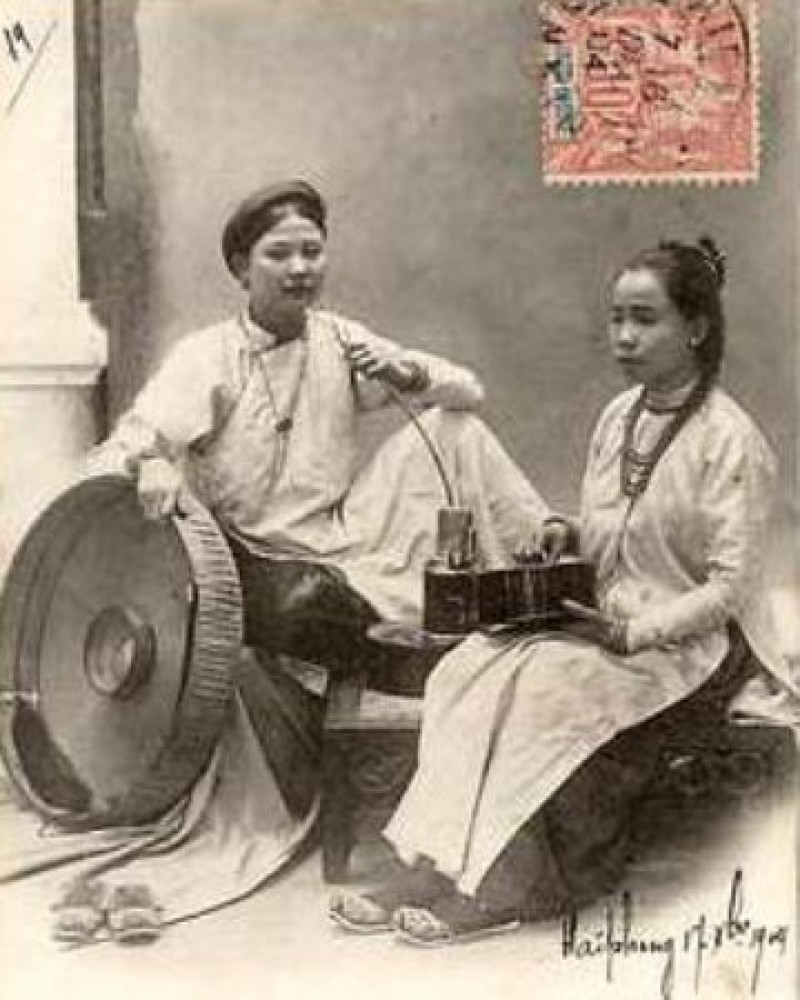 chiếc nón ba tầm được xuất hiện trên 1 bưu thiếp năm 1904