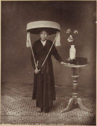 Cô Bắc Kỳ làm duyên với nón ba tầm, ảnh do bác sĩ Charles-Édouard Hocquard chụp tại Hà Nội, 1885