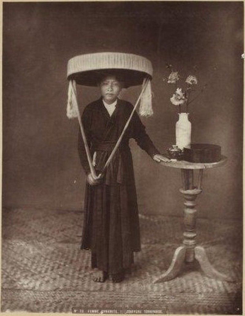 Cô Bắc Kỳ làm duyên với nón ba tầm, ảnh do bác sĩ Charles-Édouard Hocquard chụp tại Hà Nội, 1885