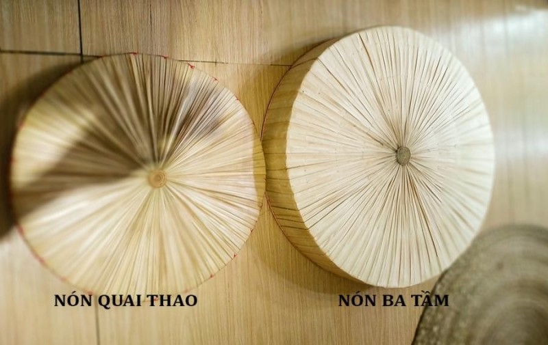 hình ảnh nón ba tằm và nón quai thao đặt cạnh nhau