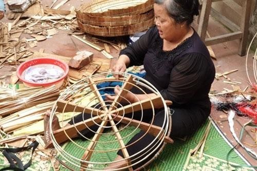 người nghệ nhân làm khung nón ba tầm