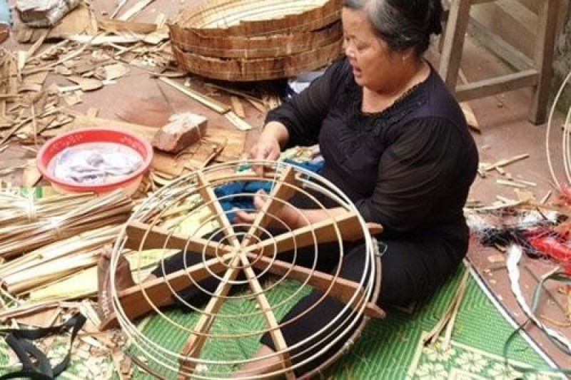 người nghệ nhân làm khung nón ba tầm