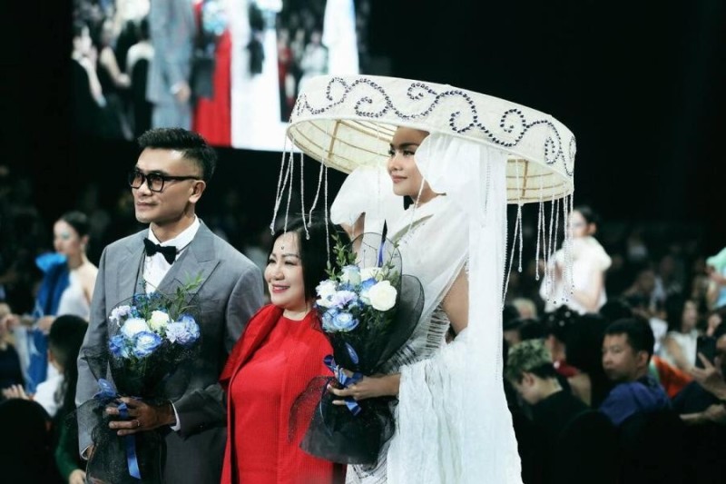 Thanh Hằng chào kết show bên bà Trang Lê (áo đỏ) - Chủ tịch Vietnam International Fashion Week và nhà thiết kế Vũ Việt Hà (trái).