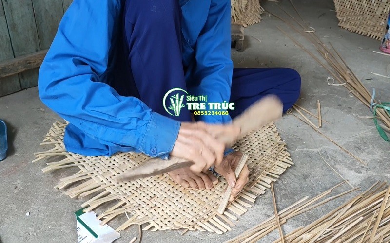Hướng dẫn dân lát rổ tre