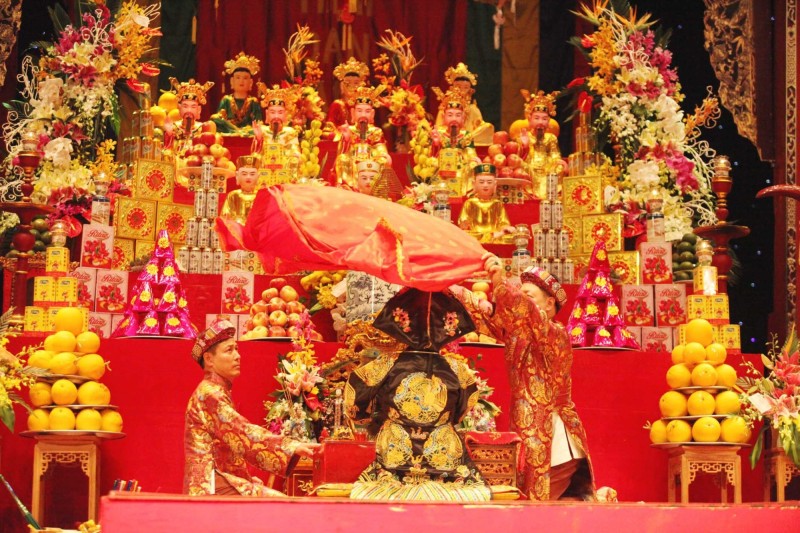Thực hành tín ngưỡng thờ Mẫu Tam phủ tại Khu di tích Phủ Dày (Nam Định).