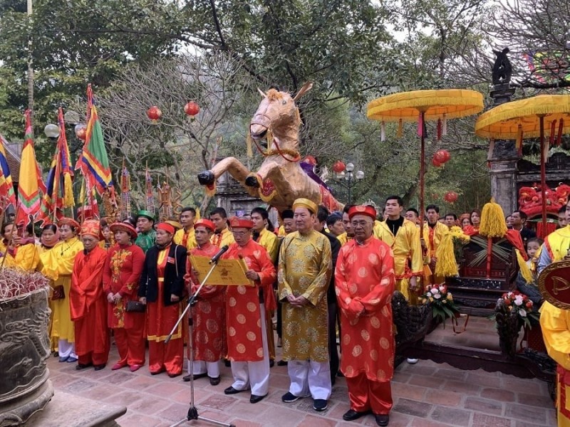 Nghi thức rước hoa tre trong lễ hội Gióng đền Sóc năm 2015. 