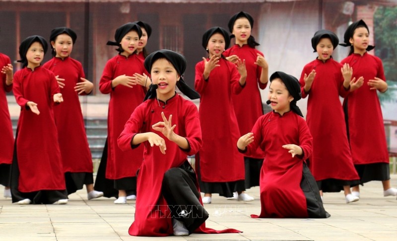 Nghệ nhân truyền dạy hát Xoan cho thế hệ trẻ. (Ảnh: TTXVN)