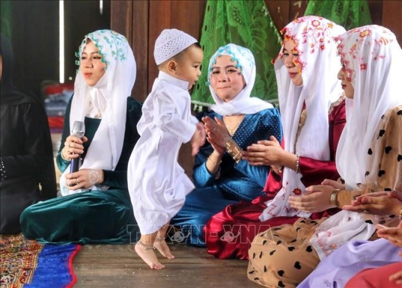 Văn hóa soi đường: Tái hiện Nghi lễ đặt tên cho con của đồng bào Chăm Islam  An Giang - Ảnh thời sự trong nước - Văn hoá &amp; Xã hội -