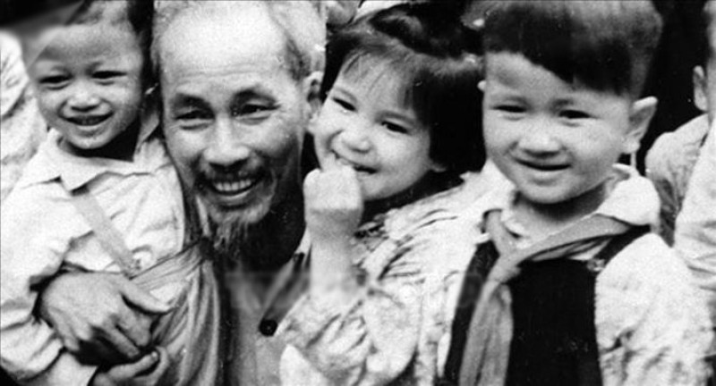 (Trong ảnh: Bác Hồ với các cháu thiếu nhi Thủ đô, năm 1955)