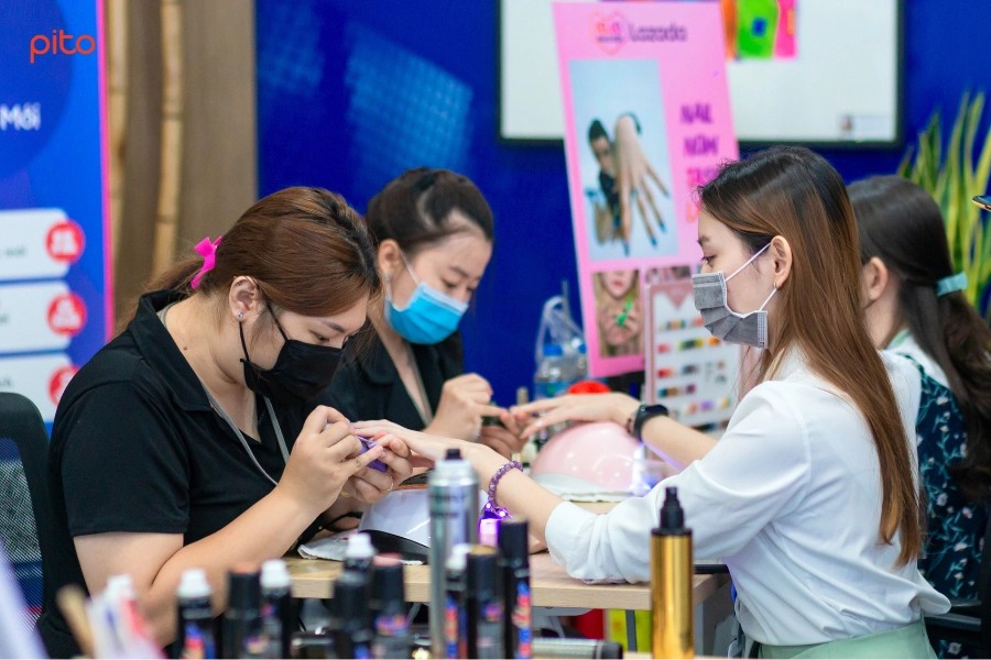 Dich vụ làm nail tại văn phòng công ty nhân dịp 8/3