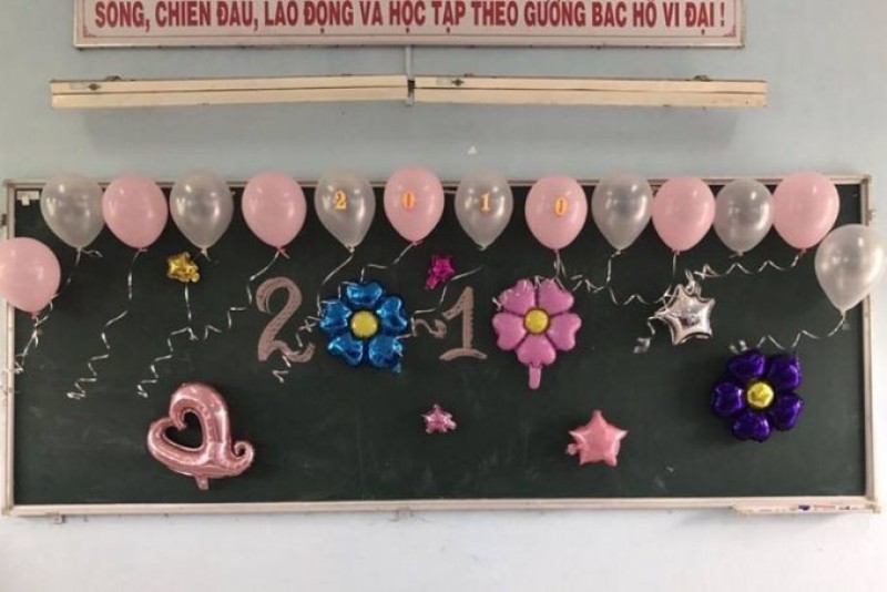 Mẫu trang trí bảng 8-3 bằng bóng bay