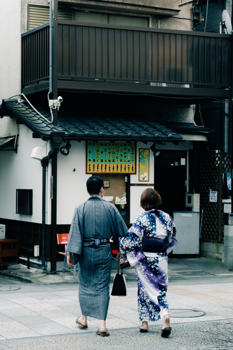 người dân Nhật Bản diện kimono dạo trên đường phố Tokyo