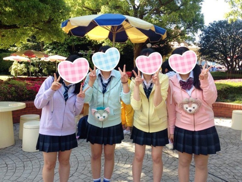 Mặc áo liền mũ hoodies bên ngoài cũng là một xu hướng mới