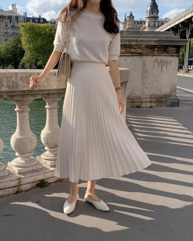 Chân váy xếp ly dài mặc với áo gì? 