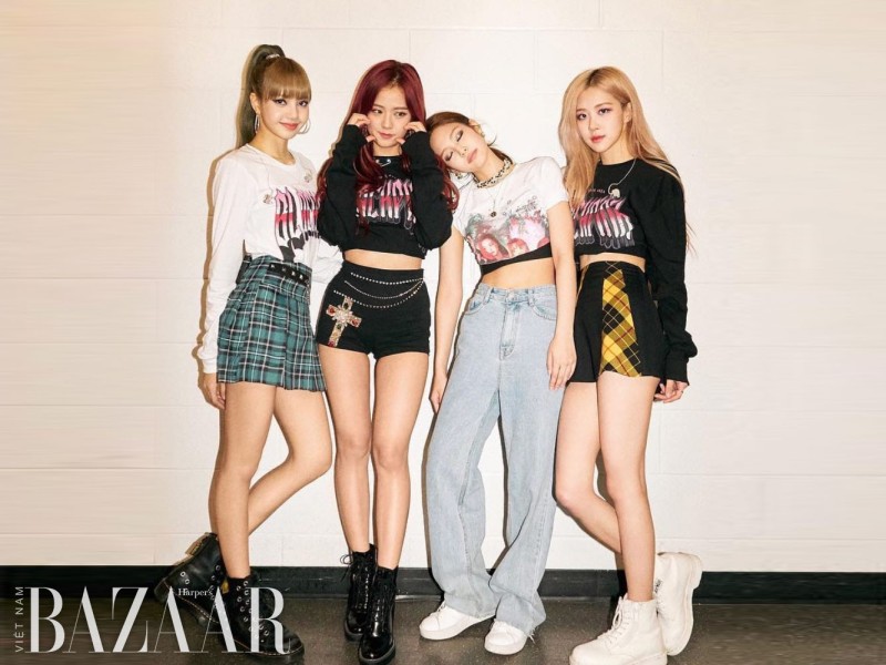Những cô nàng BLACKPINK rất tích cực “lăng xê” xu hướng Y2K với áo baby-tee, crop-top, quần jeans ống suông cap thấp hay belly chain. Mỗi lần các cô nàng xuất hiện tại sân bay, thương hiệu quần áo họ mặc sẽ nhanh chóng được tìm ra ngay trong ngày và chia sẻ khắp mạng xã hội. Ảnh: Instagram @blackpinkofficial