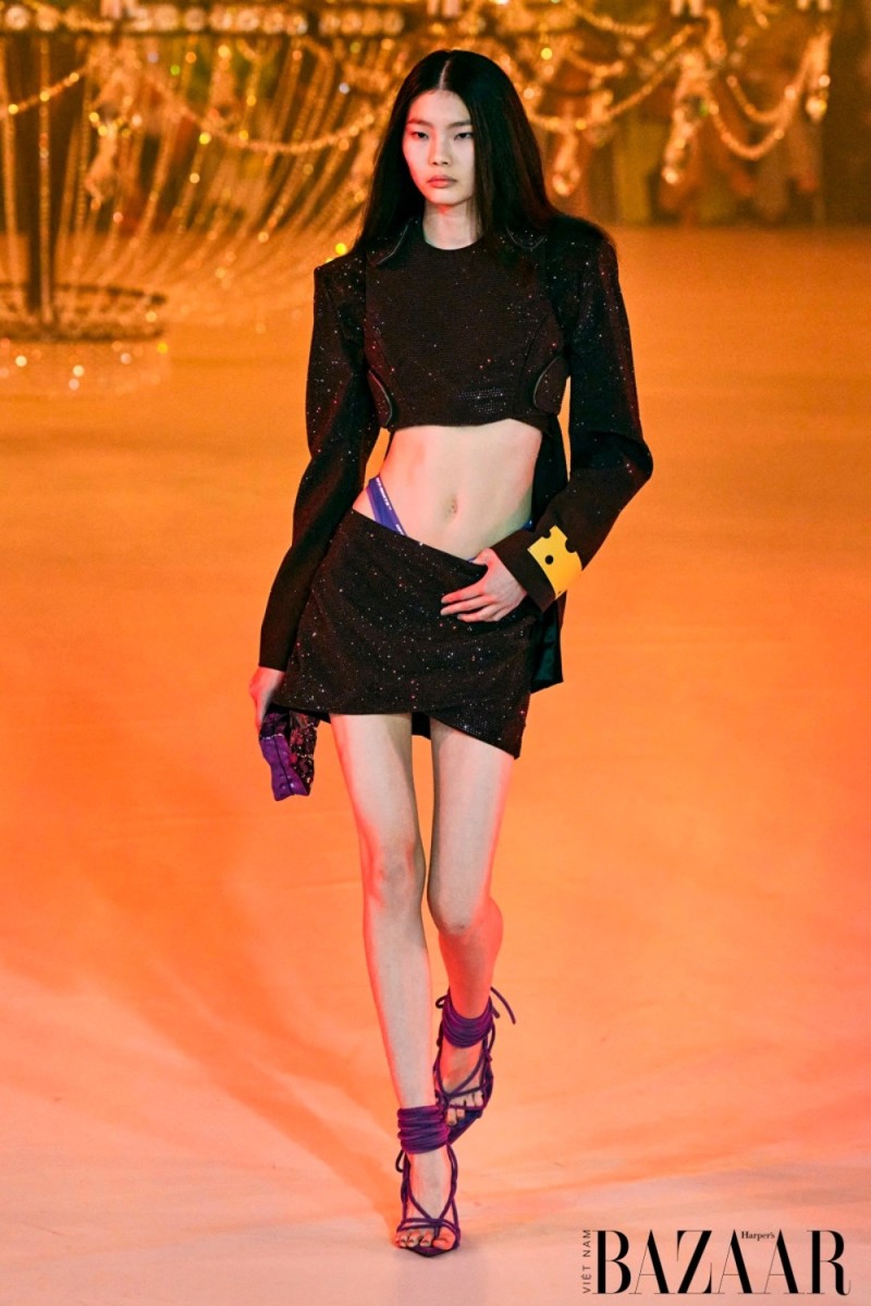Sau đó mini skirt xuất hiện tại các sàn runway Thu Đông. Điển hình là BST Off-White Thu Đông 2022. @ImaxTree