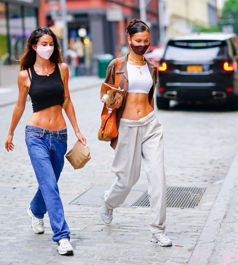 Hình ảnh Bella Hadid diện quần jean cạp trễ xuống phố đánh dấu sự trở lại của xu hướng này trong thập niên 2020. Ảnh: Getty Images