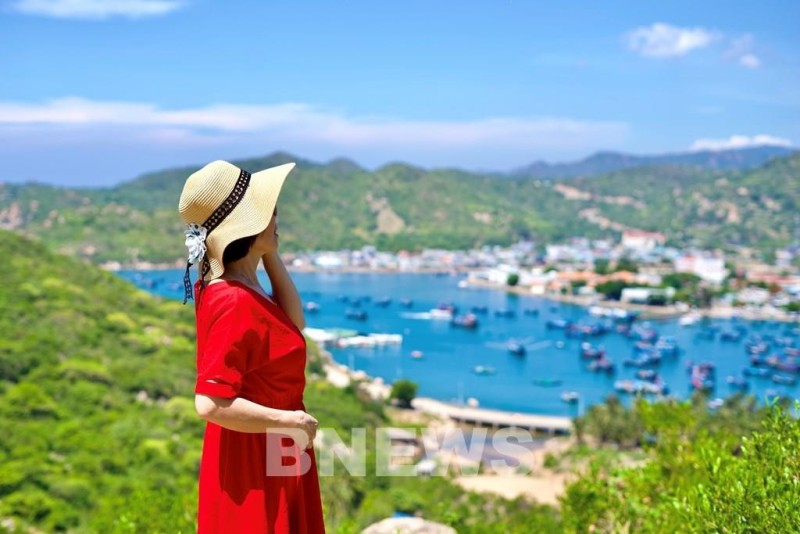 Vĩnh Hy là một vịnh nhỏ nằm ở phía Đông Bắc tại xã Vĩnh Hải, huyện Ninh Hải, tỉnh Ninh Thuận, cách thành phố Phan Rang chừng 40km. Nơi đây được biết đến với vẻ đẹp của biển cả, núi non và vịnh biển hoang sơ, mang thuần vẻ đẹp mộc mạc của thiên nhiên ban tặng. Ảnh: Đức Hạnh/BNEWS/TTXVN