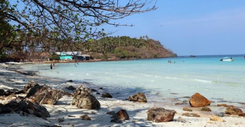 Bãi biển cát trắng Hòn Mấu (Nam Du). Ảnh: Lê Huy Hải - TTXVN