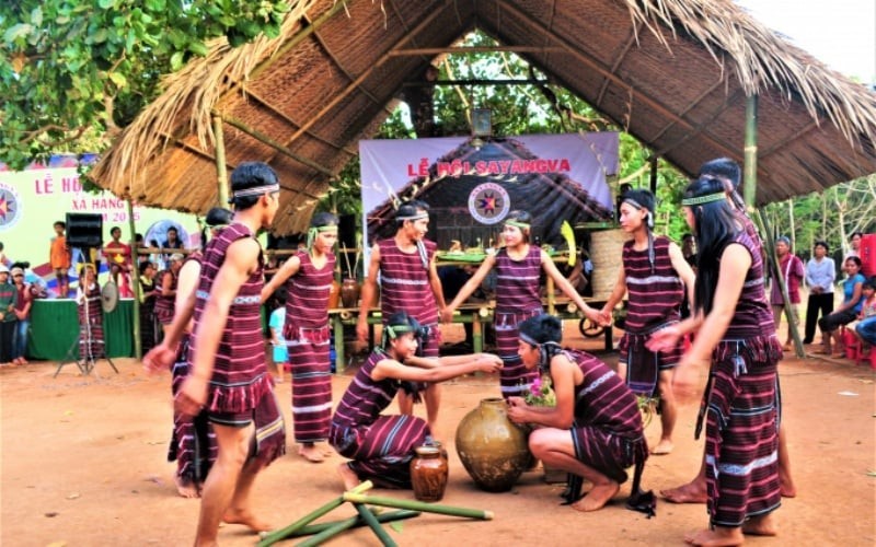 Họa tiết kẻ sọc ngang là đặc trưng của trang phục người Châu Ro 