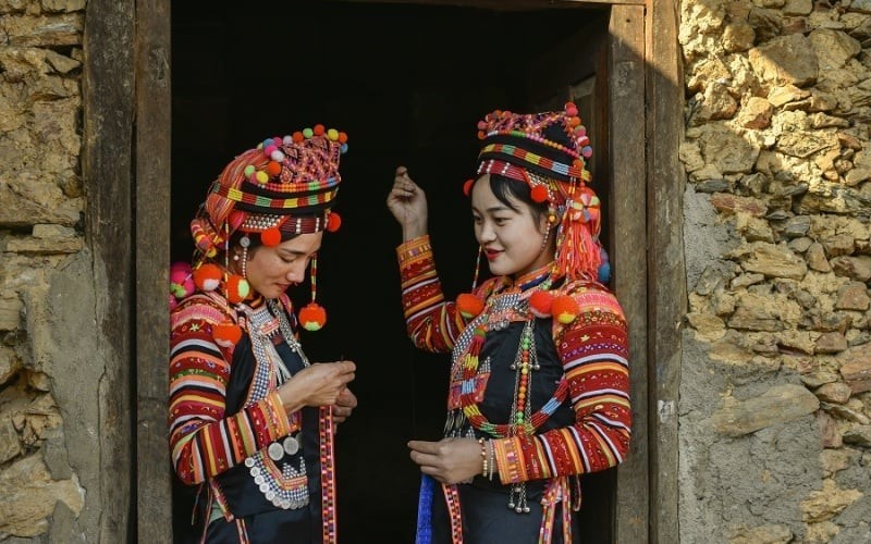Điểm nổi bật trong trang phục người Hà Nhì chính là những chiếc mũ lộng lẫy 