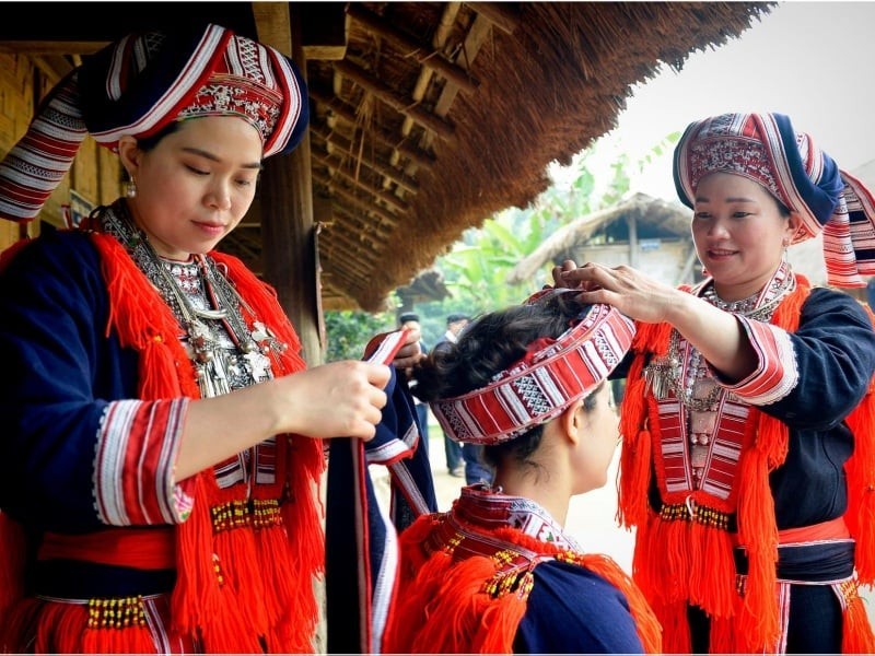 Người Dao Đỏ có trang phục cực kỳ cầu kỳ và có nhiều họa tiết tinh tế, tỉ mỉ 