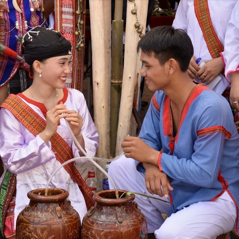 Người Chăm ưu tiên sắc trắng và trang phục sẽ độc đáo hơn khi tham gia vào các ngày lễ 
