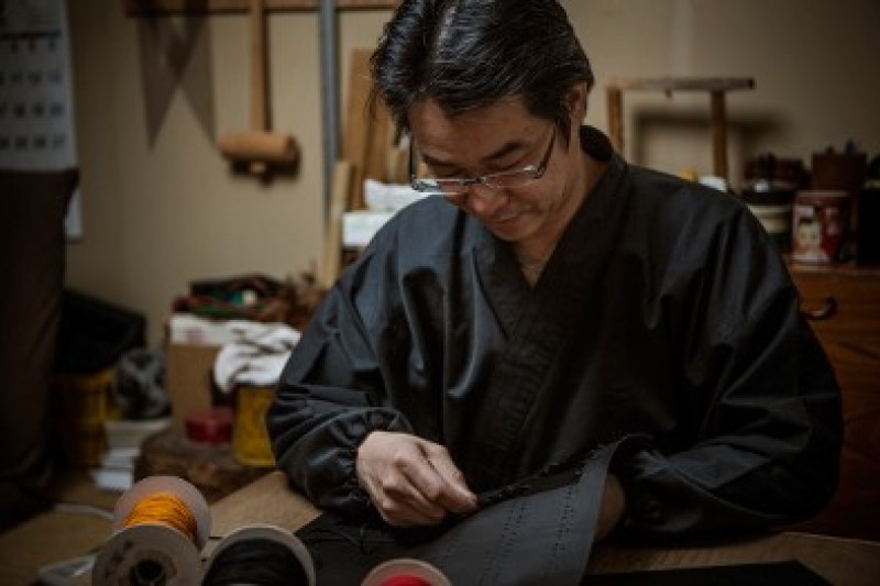 đây là tác giả đã biến áo giáp samurai thành chiếc túi xách