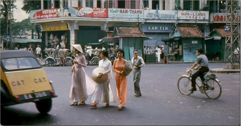 tà áo dài những ngày giải phóng