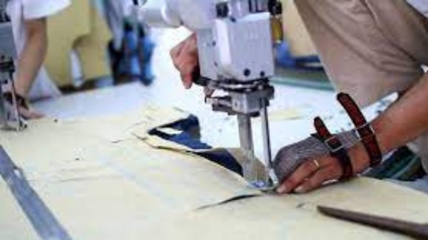 Máy Cắt Vải Bằng Tay Là Gì? Và Những Điều Cần Biết