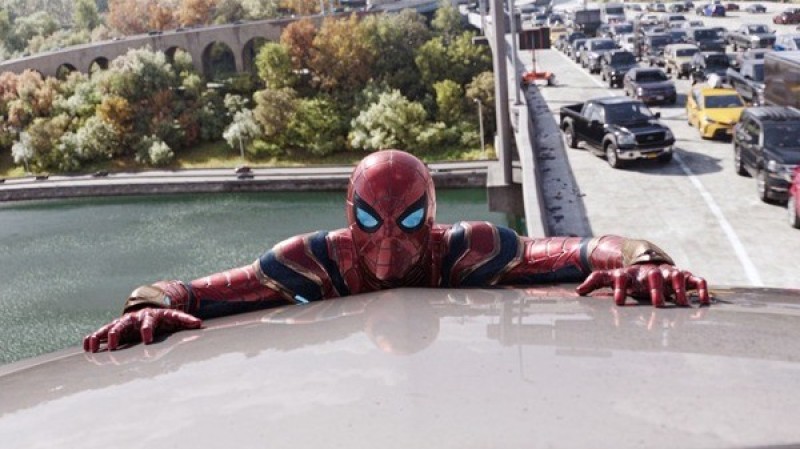 Spider-Man có thể chịu được một lực lên đến 10000000 N, tức là khoảng tầm 1000 tấn
