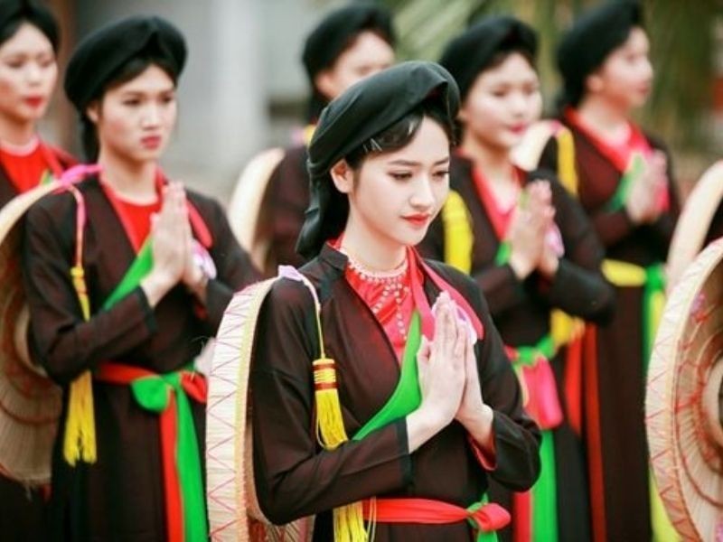 Người con gái mặc áo tứ thân mộc mạc, giản dị nhưng vẫn đầy cuốn hút