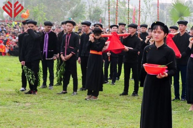 trang phuc dan toc tay 