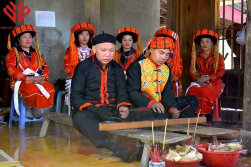 trang phuc dan toc pa then 