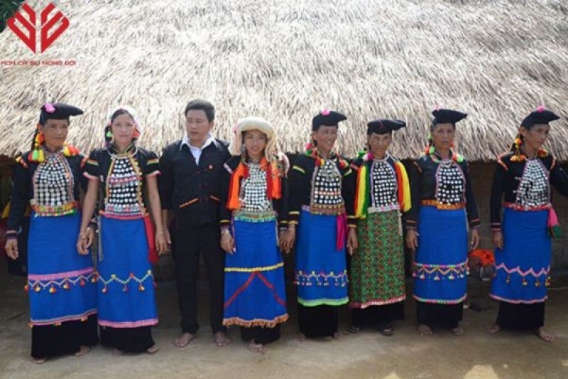 trang phuc dan toc si la 