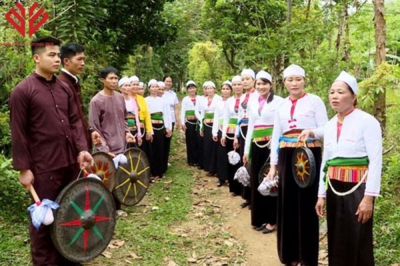 trang phuc dan toc muong 