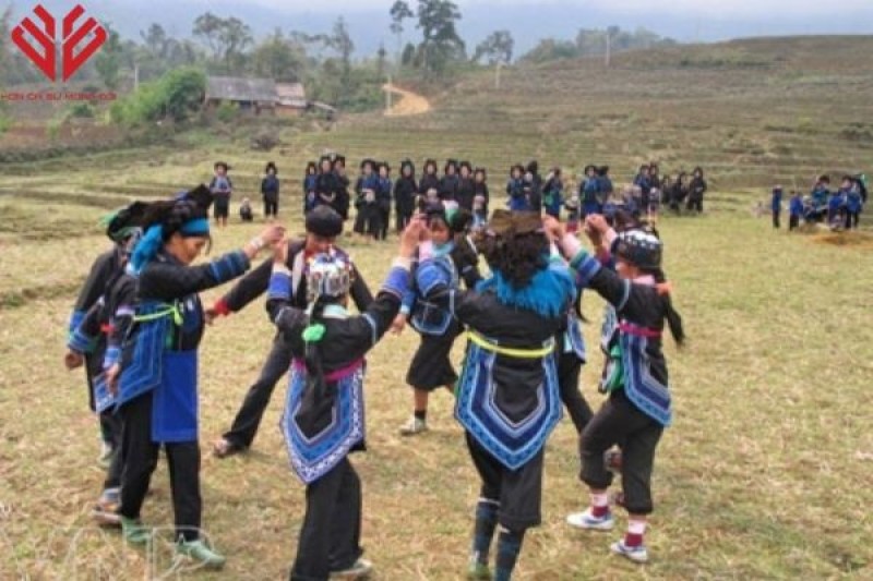 trang phuc dan toc ha nhi 