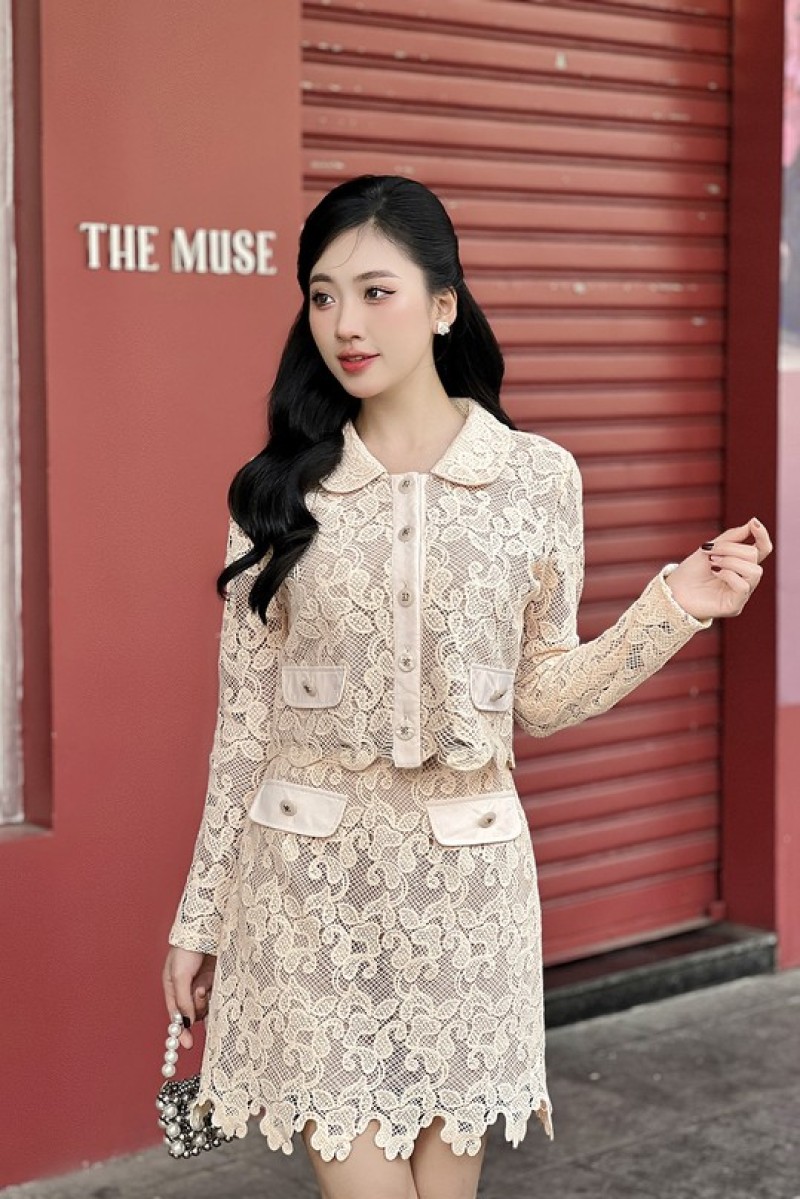 Áo ren thu hút mọi ánh nhìn
