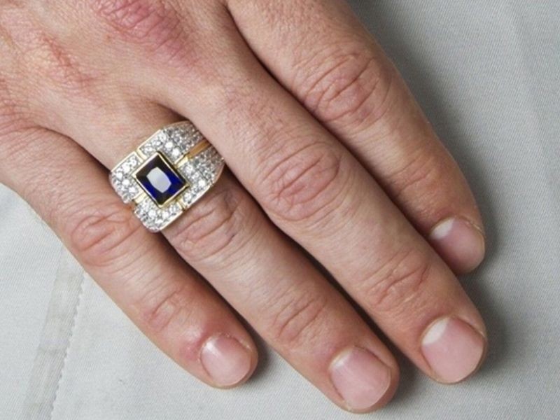 Nhẫn nam đính đá sapphire (Nguồn: shopee.vn)
