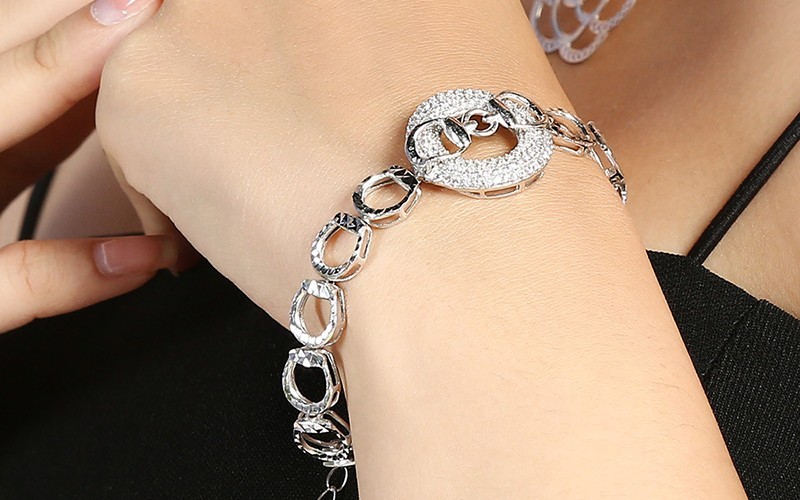 Vòng tay nữ dạng chuỗi được trang trí với các mặt đính đá