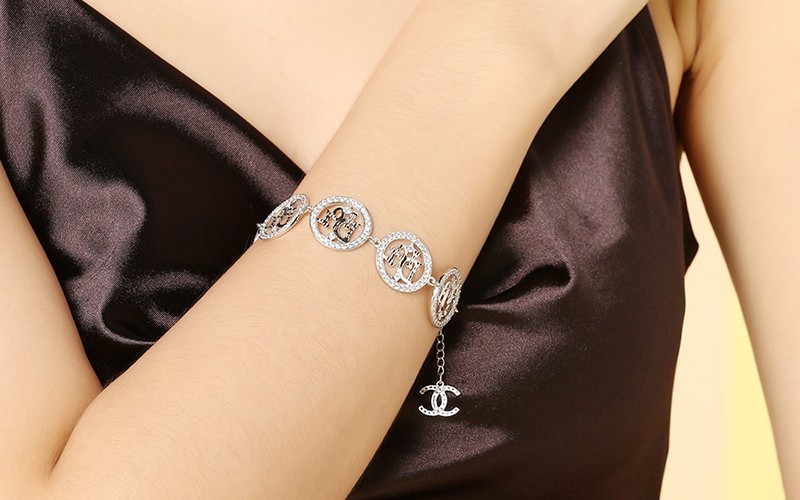 Vòng tay vòng tròn được khắc chữ