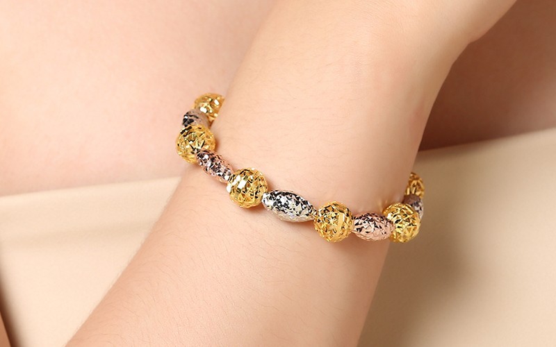 Lắc tay được tạo thành từ nhiều loại hạt và có nhiều màu sắc độc đáo