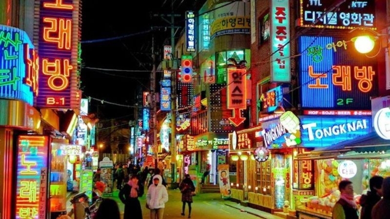 Khu phố Itaewon càng về đêm càng tấp nập