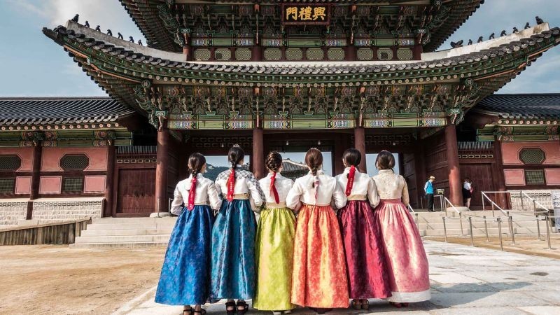 Không khó để bắt gặp người mặc Hanbok check in tại đây