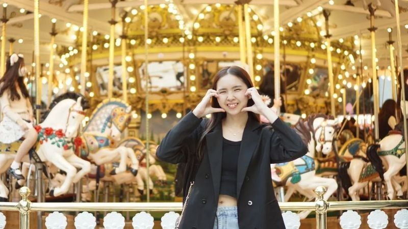 Vòng quay ngựa gỗ là địa điểm check in ưa thích của du khách khi tới đây