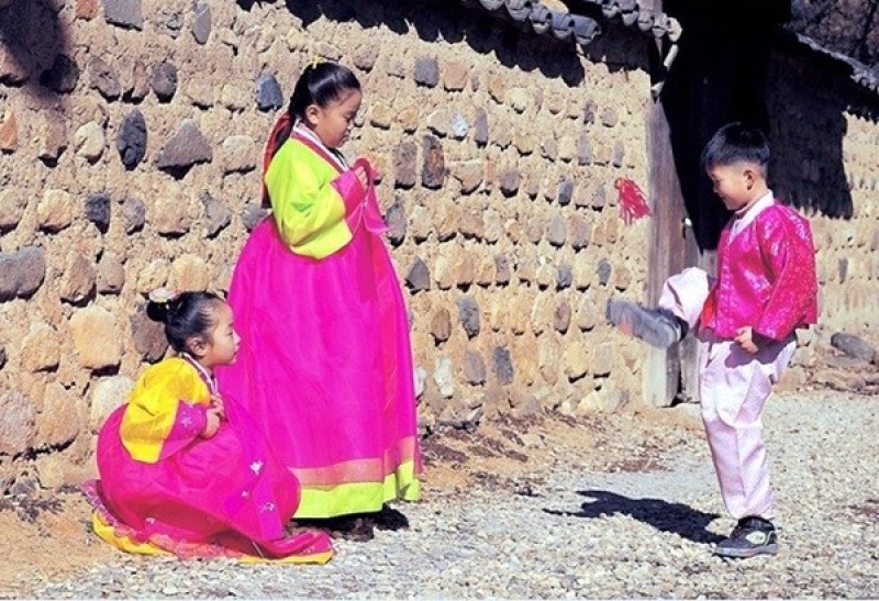 Jegichagi (제기차기) – Đá cầu